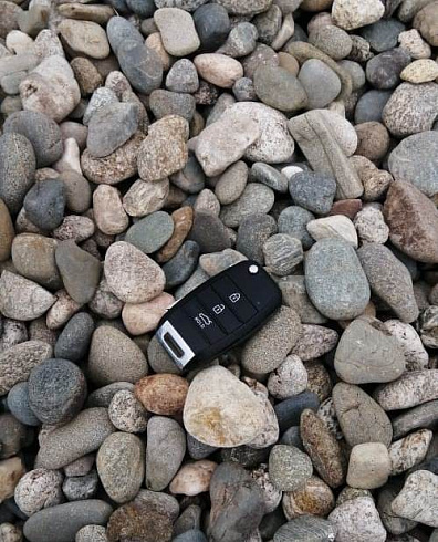 Kamenclub.ru: Галька горная речная окат (цветная) фр. 20-40 мм. купить  в Оренбурге галька речная серый синий бежевый белый окатанная речная галька ландшафтная 6800 руб/т   фото КАМЕНЬ КЛУБ