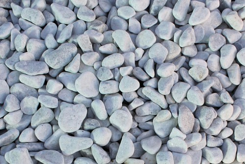 Kamenclub.ru: Мраморная крошка (щебень галтованный белый), фр.20-40 мм.  купить в Оренбурге мрамор белый бежевый молочный мраморный щебень декоративный 17000 руб/т   фото КАМЕНЬ КЛУБ