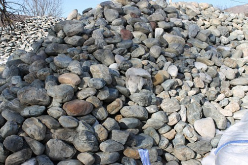 Kamenclub.ru: Ландшафтные валунчики фр.100-500 мм.  купить в Оренбурге крупный природный камень серый, темно-серый, светло-серый речной валун крупный 4800 руб/т   фото КАМЕНЬ КЛУБ