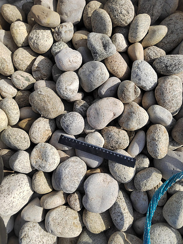 Kamenclub.ru: Галька речная окат (серо-белая) фр. 70-120 мм купить  в Оренбурге галька галечник бело-серая, серо-белая, серая, белая речная природная галька  8000 руб/т   фото КАМЕНЬ КЛУБ