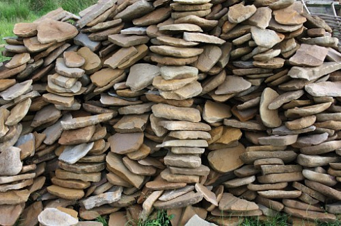 Kamenclub.ru: Песчаник колотый для облицовки (фр. 2-3 см)  купить в Оренбурге песчаник бежевый серый рыжий песчаник строительный 5000 руб/т   фото КАМЕНЬ КЛУБ