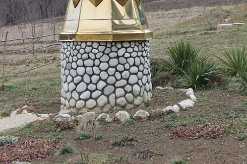 Kamenclub.ru: Галька речная плоская (бело-серая) фр. 100-200-300 мм. купить  в Оренбурге галька речная плоская серый, белый, бело-серый, серо-белый речная галька плоская  9000 руб/т   фото КАМЕНЬ КЛУБ