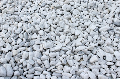 Kamenclub.ru: Мраморная крошка (щебень галтованный белый) фр.40-70 мм.  купить в Оренбурге мрамор белый молочный айвори окатанный округлый природный камень 17000 руб/т   фото КАМЕНЬ КЛУБ