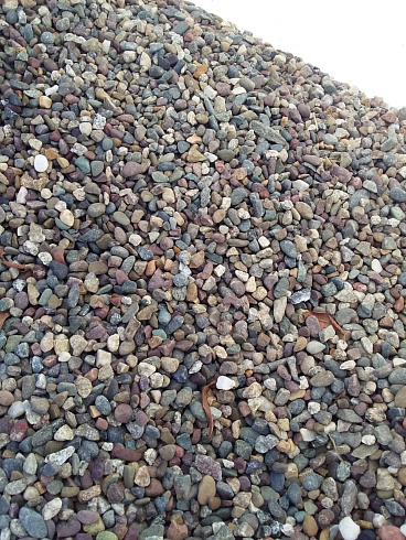 Kamenclub.ru: Галька речная окат цветная фр.5-10 мм. купить  в Оренбурге галька речная белый, серый, красноватый, синий, темно-серый речная окатанная галька декоративная 6800 руб/т   фото КАМЕНЬ КЛУБ