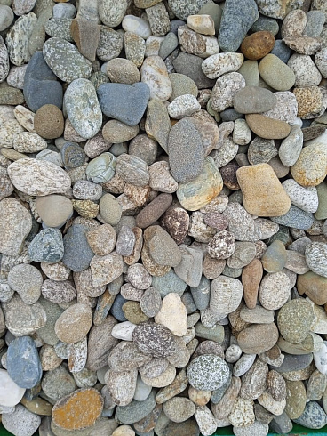 Kamenclub.ru: Галька горная речная окат (цветная) фр. 20-40 мм. купить  в Оренбурге галька речная серый синий бежевый белый окатанная речная галька ландшафтная 6800 руб/т   фото КАМЕНЬ КЛУБ