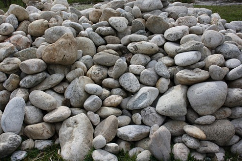 Kamenclub.ru: Бело-серый валунчик фр.100-300 мм.  купить в Оренбурге крупный камень для ландшафта серый, белый бело-серый валун крупная галька 4500 руб/т   фото КАМЕНЬ КЛУБ