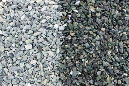 Kamenclub.ru: Мраморная крошка (щебень галтованный микс:зеленый-черный) фр.10-20 мм.  купить в Оренбурге мрамор зеленый, черный декоративные ландшафтные окатанные округлые камни щебня 14500 руб/т   фото КАМЕНЬ КЛУБ