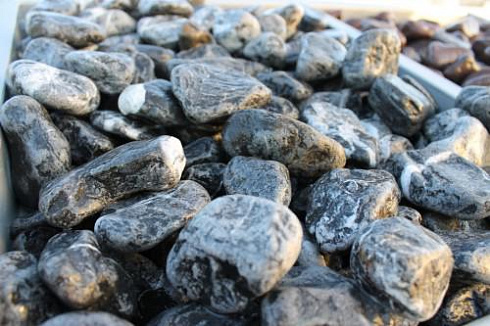 Kamenclub.ru: Щебень галтованный черный (мрамор) фр.20-40 мм.  купить в Оренбурге мрамор черный с белыми прожилками мрамор окатанный округлый 15000 руб/т   фото КАМЕНЬ КЛУБ