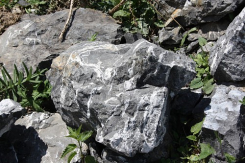 Kamenclub.ru: Черный мрамор скальник фр. 1000-1500 мм.  купить в Оренбурге мрамор черный белый серый крупный колотый валун ландшафтный 9000 руб/т   фото КАМЕНЬ КЛУБ