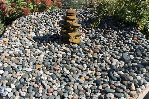 Kamenclub.ru: Галька окат (цветная картошка) фр. 50-100 мм. купить  в Оренбурге галька природная окатанная серый белый цветной синий темно-серый коричневый округлый галечник окатанный 6800 руб/т   фото КАМЕНЬ КЛУБ