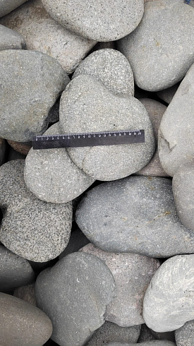 Kamenclub.ru: Галька речная плоская (темно-серая) фр. 70-150 мм. купить  в Оренбурге галечник природный темно-серый серый синий речная плоская природная окатанная  9000 руб/т   фото КАМЕНЬ КЛУБ