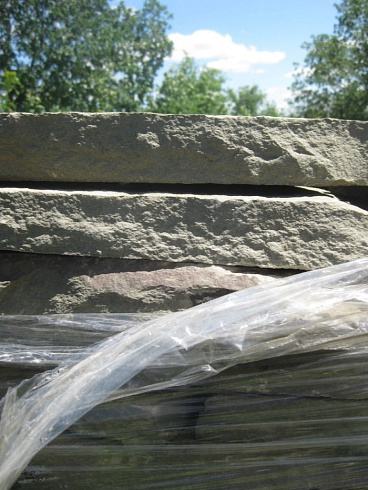 Kamenclub.ru: Песчаник пластушка серо-зеленый (3,0 см)  купить в Оренбурге песчаник серо-зеленый, серый, зеленый песчаник пластушка колотый рваный ландшафтный 10200 руб/м3   фото КАМЕНЬ КЛУБ