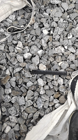 Kamenclub.ru: Щебень галтованный черный (мрамор) фр.40-70 мм.  купить в Оренбурге мрамор черный с белыми прожилками, черный, белый щебень галтованный округлый 13500 руб/т   фото КАМЕНЬ КЛУБ