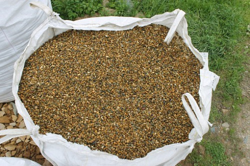 Kamenclub.ru: Галька окат (серо-желтая) фр.10-20 мм. купить  в Оренбурге галька серо-желтая, рыжая, серый речная окатанная округлая галька 5000 руб/т   фото КАМЕНЬ КЛУБ