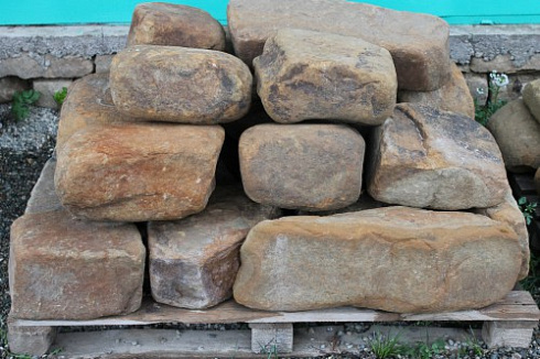 Kamenclub.ru: Песчаник для строительства и кладки (фр. 200-400 мм)  купить в Оренбурге песчаник бежевый серый рыжий желтый блоки для строительства из песчаника 6500 руб/т   фото КАМЕНЬ КЛУБ