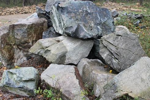 Kamenclub.ru: Змеевик скальник фр. 500-1500 мм.  купить в Оренбурге змеевик зеленый серый черный глыба скальная колотая 7500 руб/т   фото КАМЕНЬ КЛУБ