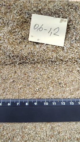 Кварцевый песок для площадок фр. 0,6-1,2 мм.  купить в Оренбурге фото Камень Клуб