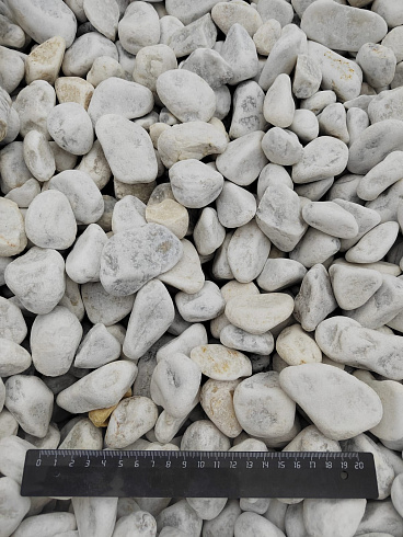 Kamenclub.ru: Мраморная крошка (щебень галтованный белый) фр.40-70 мм.  купить в Оренбурге мрамор белый молочный айвори окатанный округлый природный камень 17000 руб/т   фото КАМЕНЬ КЛУБ