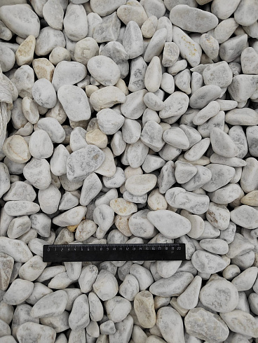 Kamenclub.ru: Мраморная крошка (щебень галтованный белый) фр.40-70 мм.  купить в Оренбурге мрамор белый молочный айвори окатанный округлый природный камень 17000 руб/т   фото КАМЕНЬ КЛУБ