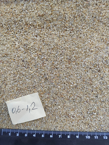 Кварцевый песок для площадок фр. 0,6-1,2 мм.  купить в Оренбурге фото Камень Клуб