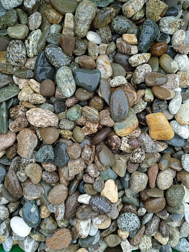 Kamenclub.ru: Галька горная речная окат (цветная) фр. 20-40 мм. купить  в Оренбурге галька речная серый синий бежевый белый окатанная речная галька ландшафтная 6800 руб/т   фото КАМЕНЬ КЛУБ