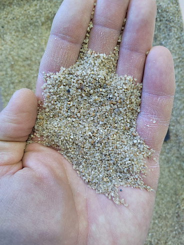 Кварцевый песок для площадок фр. 0,6-1,2 мм.  купить в Оренбурге фото Камень Клуб