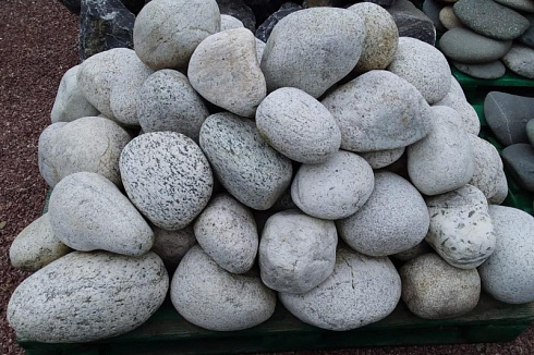 Kamenclub.ru: Бело-серый валунчик фр.100-300 мм.  купить в Оренбурге крупный камень для ландшафта серый, белый бело-серый валун крупная галька 4500 руб/т   фото КАМЕНЬ КЛУБ