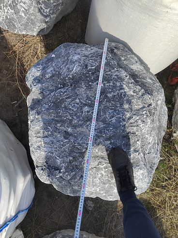 Kamenclub.ru: Черный мрамор скальник фр. 1000-1500 мм.  купить в Оренбурге мрамор черный белый серый крупный колотый валун ландшафтный 9000 руб/т   фото КАМЕНЬ КЛУБ