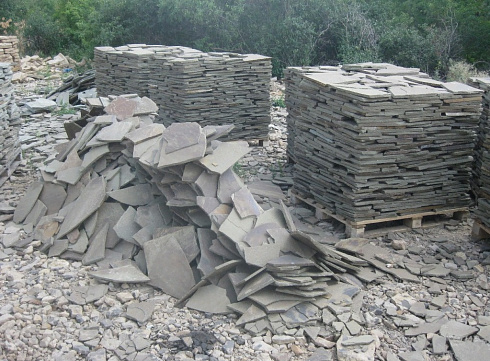 Kamenclub.ru: Песчаник пластушка серо-зеленый (1,5 см)  купить в Оренбурге плитняк - пластушка серо-зеленый, серый, зеленый пластушка рваная ландшафтная колотая 10200 руб/м3   фото КАМЕНЬ КЛУБ