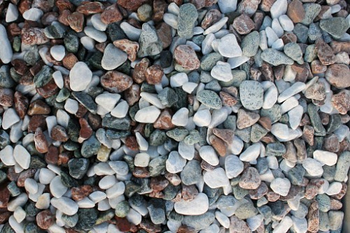 Kamenclub.ru: Мраморная крошка (щебень галтованный микс:белый-зеленый-розовый) фр.20-40 мм.  купить в Оренбурге мрамор белый, зеленый, розовый мрамор декоративный (галтовка) 15500 руб/т   фото КАМЕНЬ КЛУБ