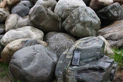 Kamenclub.ru: Речной валун Кабанчик фр.300-500 мм.  купить в Оренбурге крупный природный камень галька серый, темно-серый речной валун галечник масштабный 7000 руб/т   фото КАМЕНЬ КЛУБ