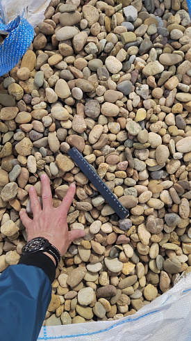 Kamenclub.ru: Галька речная окат рыжая фр. 20-40 мм. купить  в Оренбурге галька речная окатанная рыжая желтая серая округлая речная галька 5000 руб/т   фото КАМЕНЬ КЛУБ