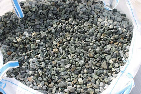 Kamenclub.ru: Щебень крошка зеленый (змеевик) фр. 20-40 мм.  купить в Оренбурге мрамор зеленый, салатовый ландшафтная мраморная крошка 8500 руб/т   фото КАМЕНЬ КЛУБ