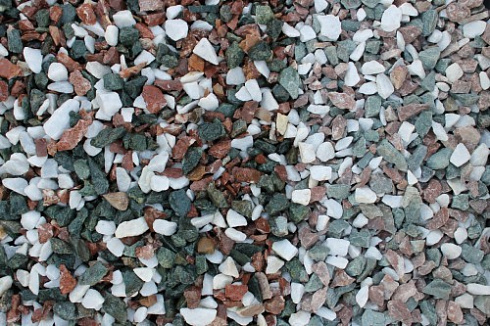 Kamenclub.ru: Мраморная крошка (щебень крошка микс: белый-зеленый-розовый) фр. 10-20 мм.  купить в Оренбурге мрамор белый, зеленый, розовый декоративный ландшафтный колотый щебень 12000 руб/т   фото КАМЕНЬ КЛУБ