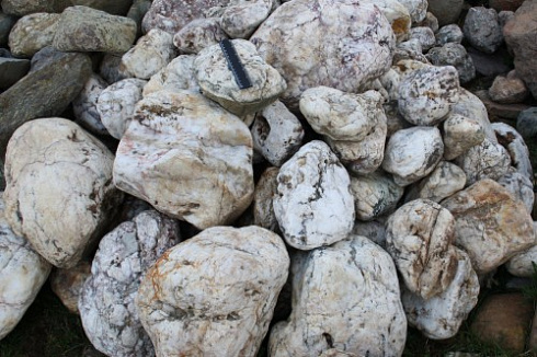 Kamenclub.ru: Кварцевый валунчик фр.100-300 мм.  купить в Оренбурге кварц белый, бежевый молочный рыжий крупный природный камень галечник 7850 руб/т   фото КАМЕНЬ КЛУБ