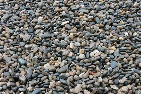 Kamenclub.ru: Галька горная речная окат (цветная) фр. 20-40 мм. купить  в Оренбурге галька речная серый синий бежевый белый окатанная речная галька ландшафтная 6800 руб/т   фото КАМЕНЬ КЛУБ