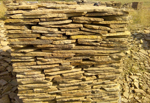 Kamenclub.ru: Песчаник пластушка желтый с разводом под дерево (2 см)  купить в Оренбурге плитняк желтый с разводами, желтый, рыжий, серый песчаник пластушка рваная ландшафтная 11 000 руб/м3   фото КАМЕНЬ КЛУБ