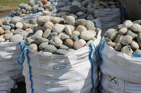 Kamenclub.ru: Речной валун (Ассорти) фр.100-300 мм.  купить в Оренбурге галечник серый, темно-серый, светло-серый речная галька крупных размеров 4200 руб/т   фото КАМЕНЬ КЛУБ