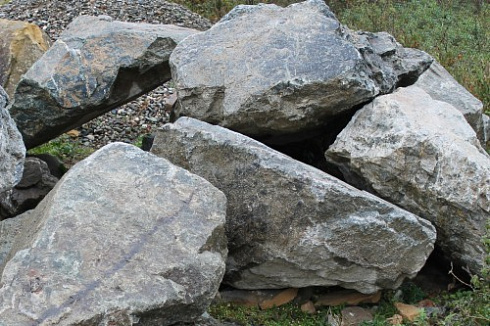 Kamenclub.ru: Змеевик скальник фр. 500-1500 мм.  купить в Оренбурге змеевик зеленый серый черный глыба скальная колотая 7500 руб/т   фото КАМЕНЬ КЛУБ