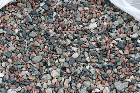 Kamenclub.ru: Мраморная крошка (щебень галтованный микс:: серый-зеленый-розовый) фр.10-20 мм.  купить в Оренбурге мрамор серый, зеленый, розовый щебень окатанный округлый декоративный ландшафтный 15500 руб/т   фото КАМЕНЬ КЛУБ