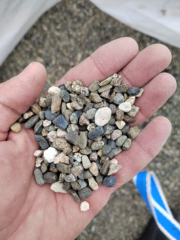 Kamenclub.ru: Галька речная окат (серая) фр.5-10 мм купить  в Оренбурге галька речная серая, серый, темно-серый, светло-серый, коричневый речная окатанная галька декоративная ландшатфная 5000 руб/т   фото КАМЕНЬ КЛУБ