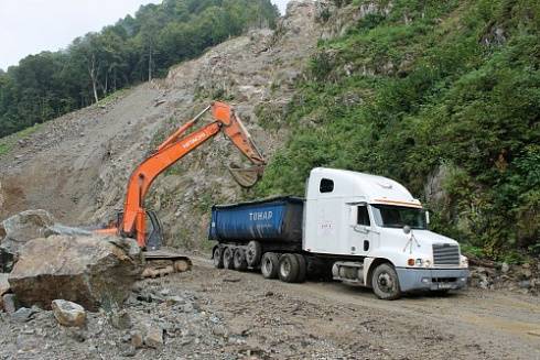 Kamenclub.ru: Гранит скальник (серо-зеленый) фр. 500-1500 мм.  купить в Оренбурге гранит мрамор  серый зеленый темно-серый глыба скальная колотая ландшафтная 7 500 руб/т   фото КАМЕНЬ КЛУБ