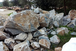 Kamenclub.ru: Гранит скальник (серо-зеленый) фр. 500-1500 мм.  купить в Оренбурге гранит мрамор  серый зеленый темно-серый глыба скальная колотая ландшафтная 7 500 руб/т   фото КАМЕНЬ КЛУБ