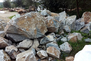 Kamenclub.ru: Гранит скальник (серо-зеленый) фр. 500-1500 мм.  купить в Оренбурге гранит мрамор  серый зеленый темно-серый глыба скальная колотая ландшафтная 7 500 руб/т   фото КАМЕНЬ КЛУБ