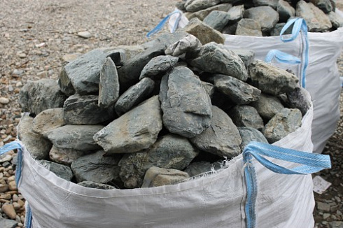 Kamenclub.ru: Гранит скальник (серо-зеленый) фр. 100-500 мм.  купить в Оренбурге гранит зеленый, серый, салатовый крупный ландшафтный валун 6 000 руб/т   фото КАМЕНЬ КЛУБ