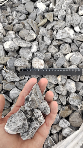 Kamenclub.ru: Щебень галтованный черный (мрамор) фр.40-70 мм.  купить в Оренбурге мрамор черный с белыми прожилками, черный, белый щебень галтованный округлый 13500 руб/т   фото КАМЕНЬ КЛУБ