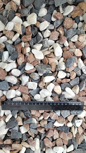 Kamenclub.ru: Мраморная крошка (щебень галтованный микс:белый-зеленый-розовый) фр.20-40 мм.  купить в Оренбурге мрамор белый, зеленый, розовый мрамор декоративный (галтовка) 15500 руб/т   фото КАМЕНЬ КЛУБ