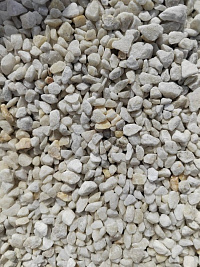 Kamenclub.ru: Мраморная крошка, щебень, цвет-белый, фр. 5-10 мм.  купить в Оренбурге мрамор белый, айвори, молочный мраморная каменная крошка ландшафтная 12000 руб/т   фото КАМЕНЬ КЛУБ