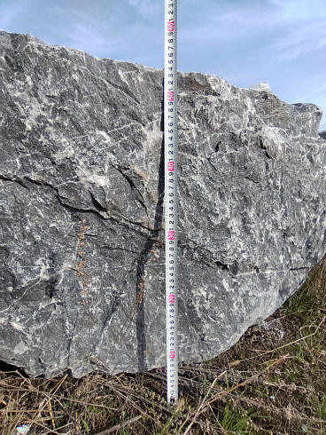 Kamenclub.ru: Черный мрамор скальник фр. 1000-1500 мм.  купить в Оренбурге мрамор черный белый серый крупный колотый валун ландшафтный 9000 руб/т   фото КАМЕНЬ КЛУБ