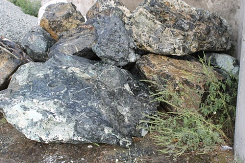 Kamenclub.ru: Змеевик скальник фр. 500-1500 мм.  купить в Оренбурге змеевик зеленый серый черный глыба скальная колотая 7500 руб/т   фото КАМЕНЬ КЛУБ